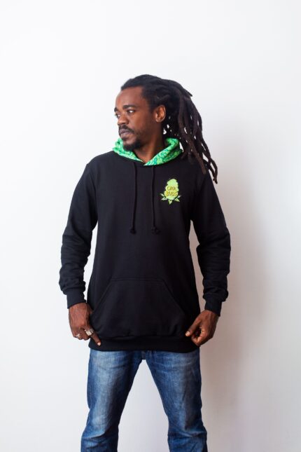 Moletom Preto CrocBuds em modelo com rastas longas e calça jeans